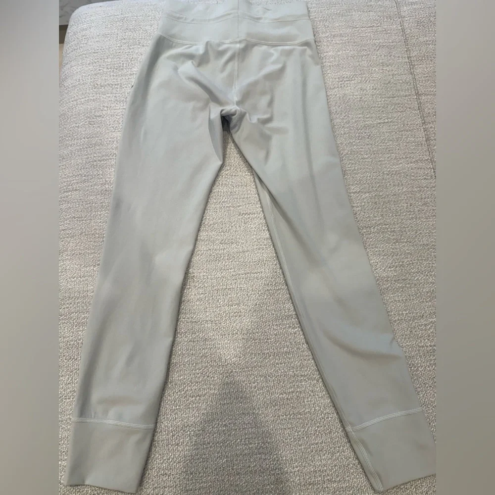 Vuori Women's Soft Gray High-Waisted Leggings - Picture 9 of 10